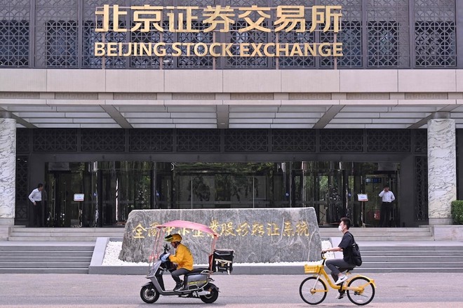 Bên ngoài trụ sở Sở Giao dịch 99Kl99 link đăng nhập Bắc Kinh, Trung Quốc. Ảnh: AFP