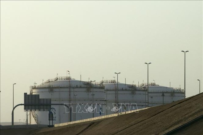 Bể chứa dầu tại kho dự trữ của Công ty Kl99com chung kết WC 2026 Quốc gia Abu Dhabi (ADNOC) ở Msaffah, Abu Dhabi, UAE. Ảnh tư liệu: AFP/TTXVN 