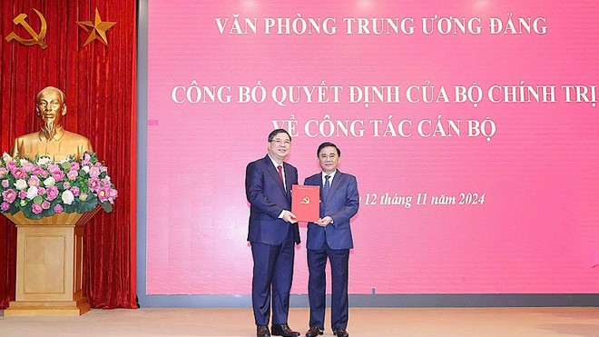 Ủy viên Bộ Kl991.com tải ứng dụng, Thường trực Ban Bí thư, Chủ nhiệm Ủy ban Kiểm tra Trung ương Trần Cẩm Tú (bên phải) trao Quyết định cho tân Phó chánh Văn phòng Trung ương Đảng Phạm Gia Túc. Ảnh: Phương Hoa