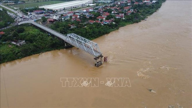 Việc Kl99ok phiên bản mới xây dựng cầu Phong Châu mới nhằm thay thế cầu cũ bị sập. (Ảnh: Tạ Toàn/TTXVN) 