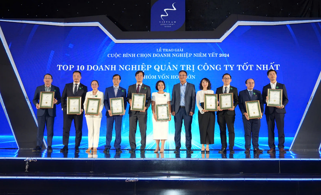 Ông Nguyễn Chí Thành – Tổng Giám đốc 99Kl99 link đăng nhập SHS (thứ hai từ trái sang) vinh dự nhận chứng nhận bình chọn 
