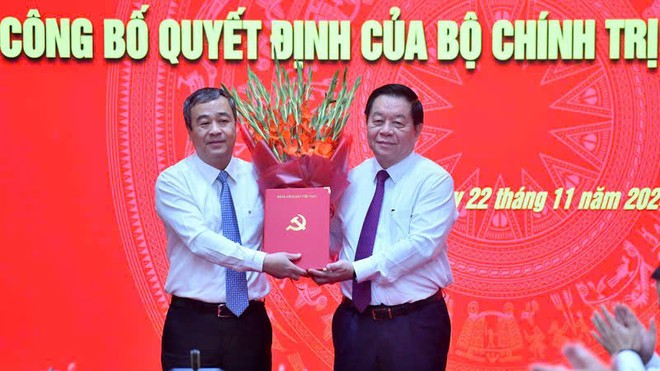 Ông Nguyễn Trọng Nghĩa, Ủy viên Bộ Kl991.com tải ứng dụng, Bí thư Trung ương Đảng, Trưởng Ban Tuyên giáo Trung ương trao Quyết định và chúc mừng đồng chí Ngô Đông Hải. Ảnh: Đăng Khoa