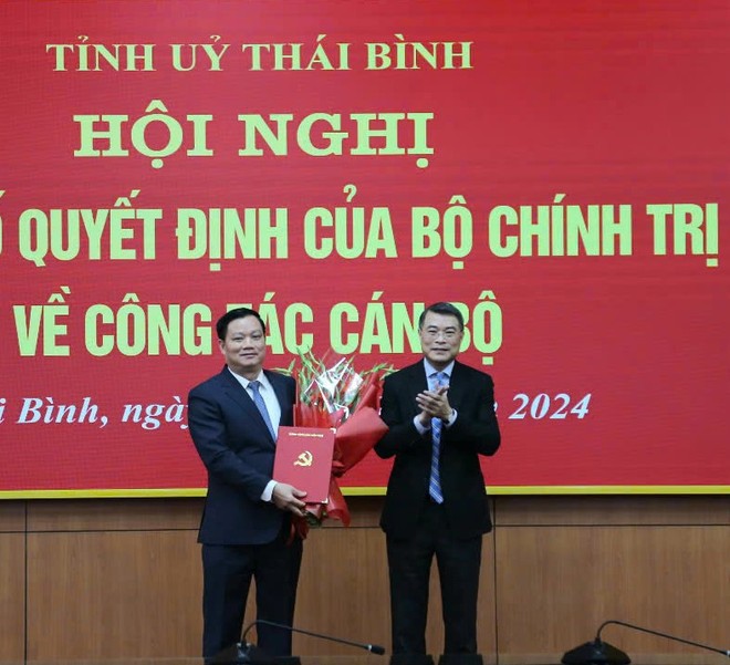 Ông Lê Minh Hưng, Ủy viên Bộ Kl991.com tải ứng dụng, Bí thư Trung ương Đảng, Trưởng Ban Tổ chức Trung ương trao quyết định và tặng hoa chúc mừng tân Bí thư Tỉnh ủy Thái Bình Nguyễn Khắc Thận.
