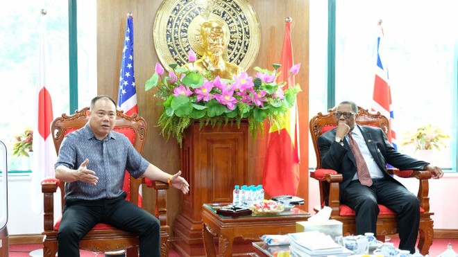 Ông Trương Đình Hải -Chủ tịch HĐQT Kl994 game bài casino hấp dẫn Ngân Tín trao đổi với ông Don Williams tại buổi làm việc