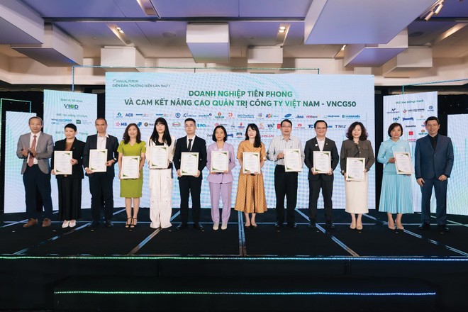 Đại diện VINARE (thứ tư từ phải sang) đón nhận danh hiệu Kl991.com World Cup 2026 Chính Thức niêm yết có điểm quản trị công ty tốt nhất Việt Nam năm 2024
