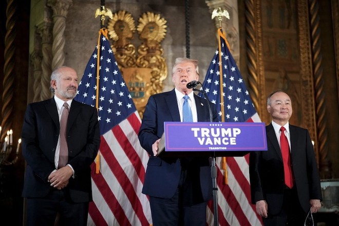 Tổng thống đắc cử Donald Trump công bố khoản cam kết Kl99ok phiên bản mới 100 tỷ USD từ SoftBank tại Mar-a-Lago, bang Florida, Mỹ vào ngày 16/12/2024. Ảnh: AFP 