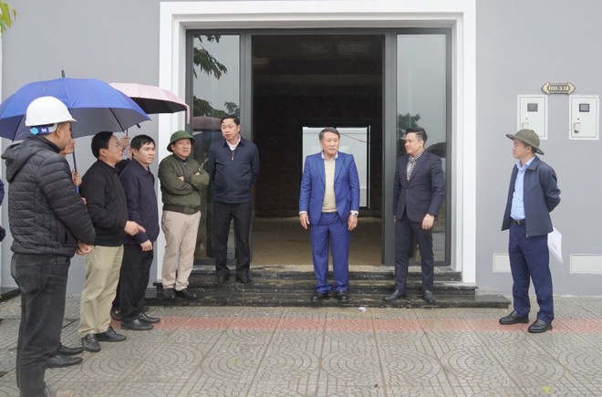 Quyền Chủ tịch UBND tỉnh Quảng Trị Hà Sỹ Đồng (ở giữa) kiểm tra tại hạng mục Nhà ở Trang Chủ KL99Com Số 1 Link Đăng Ký KL999 tại dự án Khu đô thị thương mại - dịch vụ Nam Đông Hà 