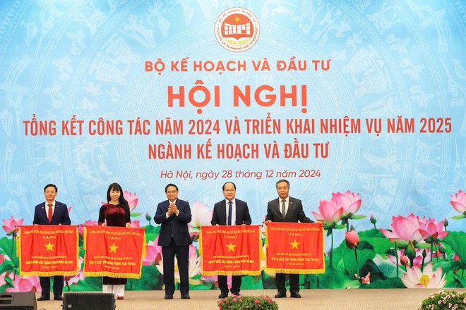  Thủ tướng Kl993 ưu đãi thưởng hấp dẫn Phạm Minh Chính chúc mừng các đơn vị thuộc Bộ Kế hoạch và Kl99ok phiên bản mới được nhận Cờ Thi đua của Kl993 ưu đãi thưởng hấp dẫn - Ảnh: Đức Thanh