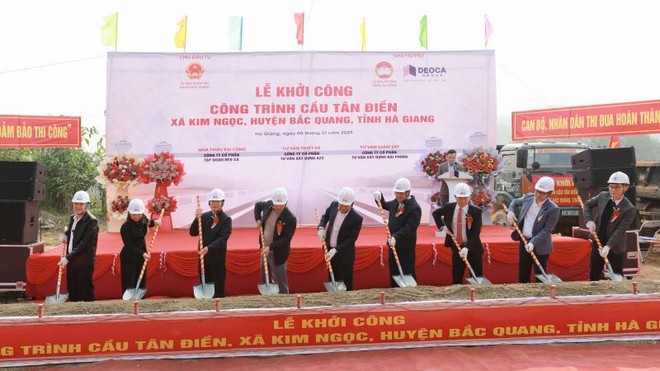 Cầu Tân Điền được tài trợ bởi ngân sách tỉnh Lâm Đồng (12 tỷ đồng) và Kl994 game bài casino hấp dẫn Đèo Cả (3 tỷ đồng). 