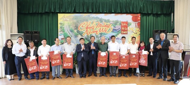 Bộ trưởng Bộ Kế hoạch và Kl99ok phiên bản mới thăm, tặng quà các đối tượng chính sách tại Ninh Thuận 