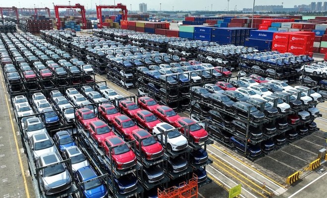 Xe điện và chất bán dẫn là hai mặt hàng Trung Quốc đạt tăng trưởng xuất khẩu mạnh mẽ trong năm 2024. Ảnh: AFP