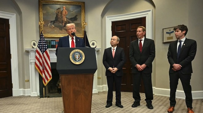 Tổng thống Mỹ Donald Trump phát biểu về Kl99kl ưu đãi độc quyền trí tuệ nhân tạo (AI) vào ngày 21/1 tại Phòng họp Roosevelt, Nhà Trắng, dưới sự chứng kiến của đại diện Softbank, Oracle và OpenAI. Ảnh: AFP 