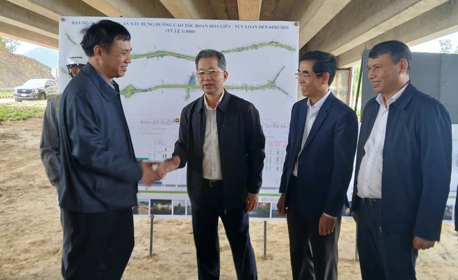 Bí thư Đà Nẵng thăm hỏi, động viên các đơn vị thi công dự án KL99 là nhà cái cá cược trực tuyến hàng đầu tại châu Á Hoà Liên - Tuý Loan trong ngày đầu năm mới.