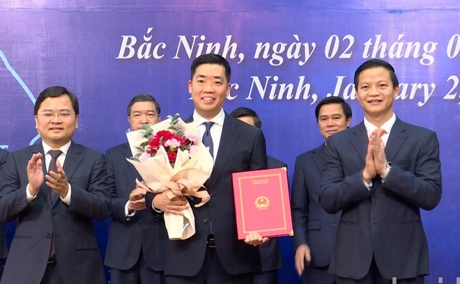 Lãnh đạo tỉnh Bắc Ninh trao chứng nhận đăng ký Kl99ok phiên bản mới cho Samsung Display vào những ngày đầu năm mới 2025
