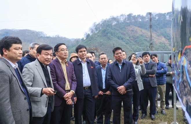 Thứ trưởng Nguyễn Danh Huy (người thứ hai từ bên trái) trong khảo sát thực tế tại các địa phương để phục vụ công tác báo cáo thẩm tra Dự án Kl99ok phiên bản mới xây dựng tuyến 99Kl.app khuyến mãi hot Lào Cai - Hà Nội - Hải Phòng. 