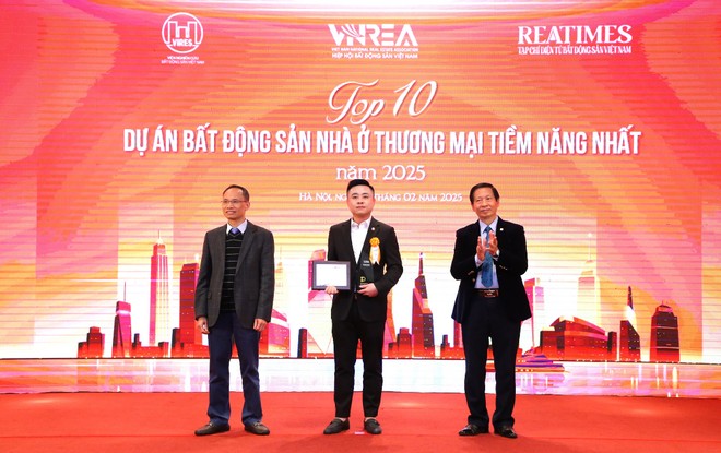 Đại diện chủ Kl99ok phiên bản mới nhận giải thưởng “Top 10 Dự án Web Tổng Nhà Cái 99Kl99 Giải Trí Bậc Nhất nhà ở thương mại tiềm năng nhất năm 2025” cho tổ hợp căn hộ cao cấp Newtown Diamond
