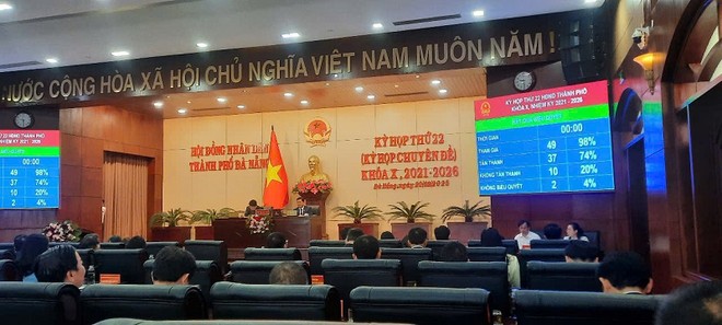 Với 37/49 đại biểu có mặt tại kỳ họp tán thành (chiếm tỷ lệ 74%), HĐND thành phố Đà Nẵng đã thông qua Nghị quyết bãi bỏ chủ trương Kl99ok phiên bản mới Dự án Nhà máy xử lý chất thải rắn 1.000 tấn đêm/ngày. Ảnh: Linh Đan 
