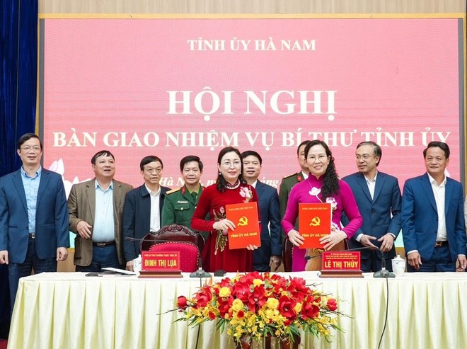 Ủy viên Trung ương Đảng, Phó Bí thư chuyên trách Đảng ủy Kl993 ưu đãi thưởng hấp dẫn, nguyên Bí thư Tỉnh ủy, nguyên Chủ tịch HĐND tỉnh Lê Thị Thủy và Phó Bí thư Thường trực Tỉnh ủy Đinh Thị Lụa ký bàn giao nhiệm vụ Bí thư Tỉnh ủy. Ảnh Báo Hà Nam