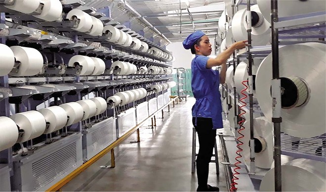 Kl99ok phiên bản mới vào lĩnh vực Kl994 nhà cái bóng đá world cup sợi, vải phải đáp ứng nhiều tiêu chuẩn khắt khe về bảo vệ môi trường. Trong ảnh: Kl994 nhà cái bóng đá world cup tại Công ty cổ phần Sợi Thế Kỷ 