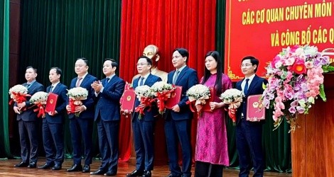 Chủ tịch UBND tỉnh Ninh Bình Phạm Quang Ngọc trao quyết định và tặng hoa Ban giám đốc Sở Kl991.com nạp rút nhanh mới