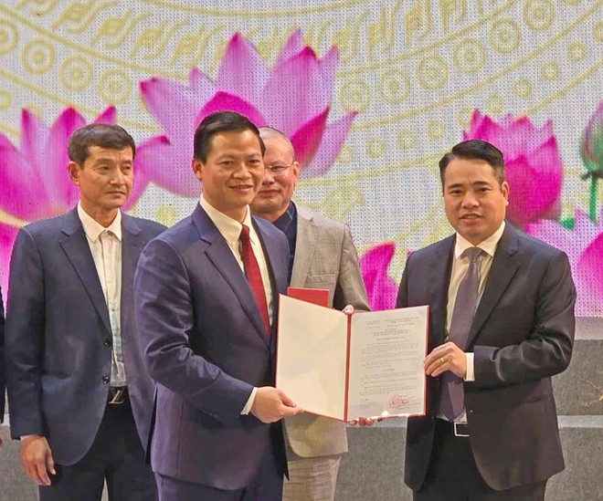 Chủ tịch UBND tỉnh Bắc Ninh Vương Quốc Tuấn trao Quyết định bổ nhiệm ông Nguyễn Việt Hùng làm Giám đốc Sở Kl991.com nạp rút nhanh.