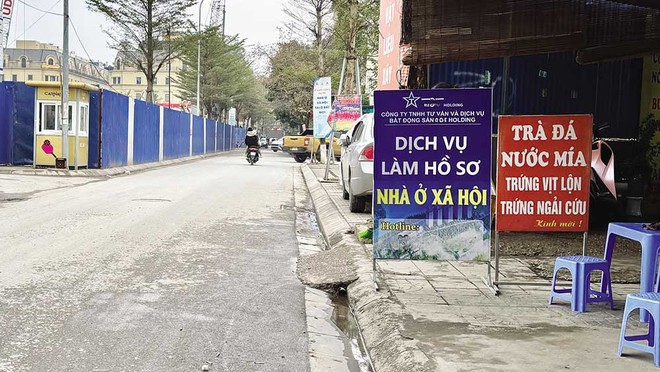Một đơn vị mở dịch vụ làm hồ sơ ngay trước dự án nhà ở Trang Chủ KL99Com Số 1 Link Đăng Ký KL999 N01 Hạ Đình (Ảnh: Trương Thanh)