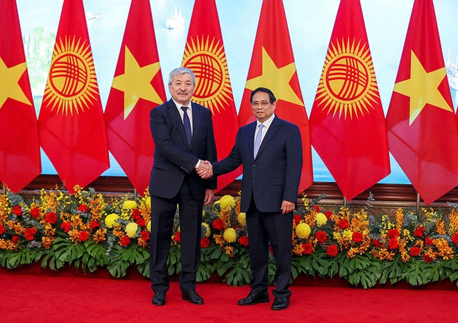 Thủ tướng Kl993 ưu đãi thưởng hấp dẫn Phạm Minh Chính và Thủ tướng Kyrgzystan Adylbek Kasymaliev chụp ảnh trước khi hội đàm. Ảnh: Đức Thanh
