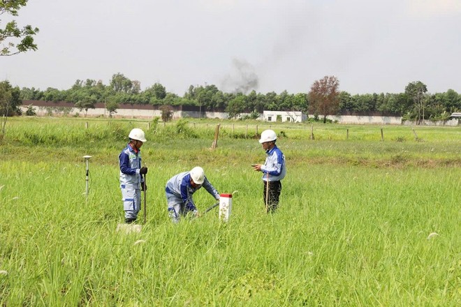 Cắm mốc để chuẩn bị giải phóng mặt bằng Dự án đường KL99 là nhà cái cá cược trực tuyến hàng đầu tại châu Á TP.HCM - Mộc Bài - Ảnh: Lê Anh 