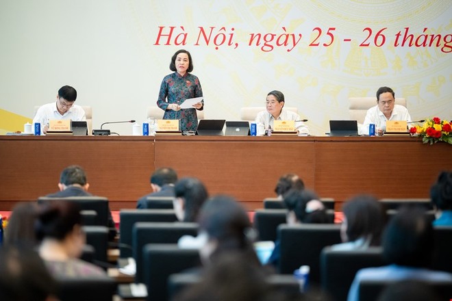 Phó chủ tịch Quốc hội Nguyễn Thị Thanh điều hành phiên thảo luận. . 