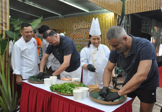 Khách du lịch nước ngoài trải nghiệm làm món ăn Việt Nam tại Lễ hội Đà Nẵng Food Tour 2025.