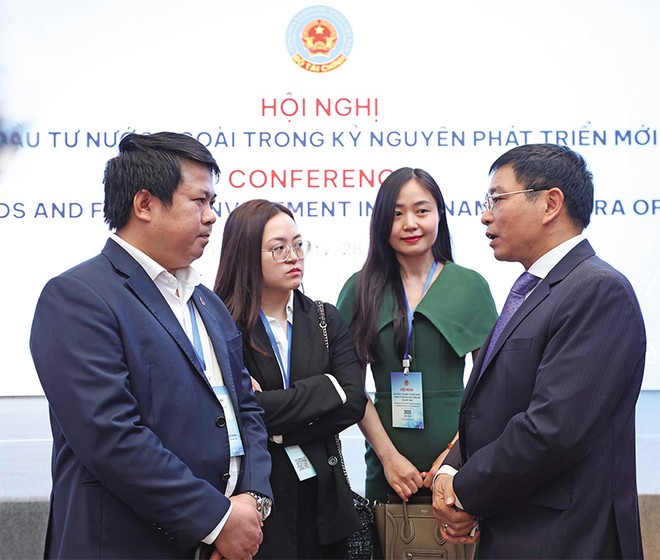 Bộ trưởng Bộ Kl991.com nạp rút nhanh Nguyễn Văn Thắng (ngoài cùng, bên phải) trao đổi với đại diện các Kl991.com World Cup 2026 Chính Thức, quỹ Kl99ok phiên bản mới. Ảnh: Lê Toàn 