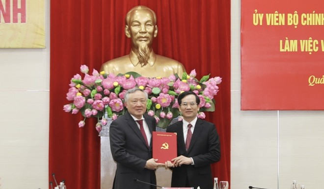 Phó thủ tướng Thường trực Nguyễn Hòa Bình trao quyết định chuẩn y ông Vũ Quyết Tiến. Ảnh: QMG 
