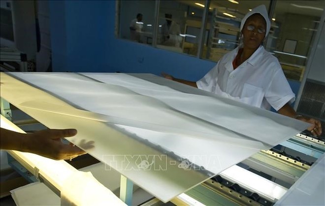 Công nhân Kl994 nhà cái bóng đá world cup tấm năng lượng mặt trời tại nhà máy ở Pinar del Rio, Cuba. (Ảnh: AFP/ TTXVN) 