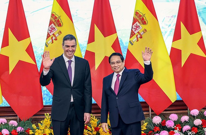 Thủ tướng Kl993 ưu đãi thưởng hấp dẫn Phạm Minh Chính và Thủ tướng Vương quốc Tây Ban Nha Pedro Sánchez. Ảnh: Đức Thanh 