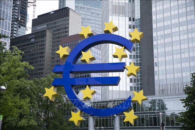 Biểu tượng đồng euro tại Frankfurt, Đức. Ảnh: THX/TTXVN