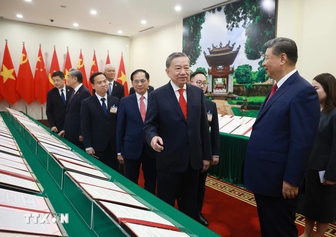 Tổng Bí thư Tô Lâm và Tổng Bí thư, Chủ tịch nước Trung Quốc Tập Cận Bình chứng kiến trưng bày các văn kiện hợp tác giữa hai nước. (Ảnh: Thống Nhất/TTXVN) 
