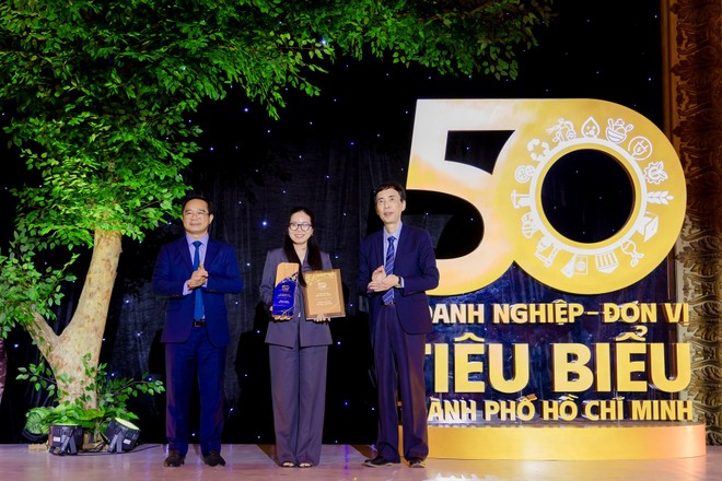 Bà Nguyễn Trình Thuỳ Trang, Phó tổng giám đốc Coteccons, đại diện Kl991.com World Cup 2026 Chính Thức nhận giải thưởng