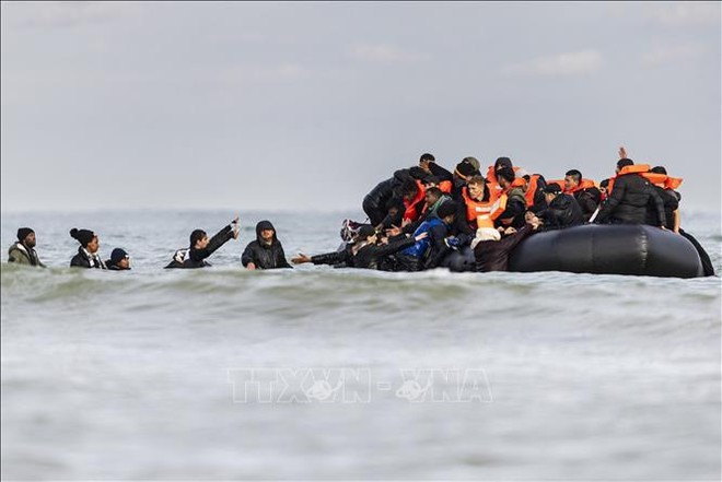Người di cư tìm cách vượt Eo biển Manche bằng thuyền phao, từ bờ biển Gravelines, gần Dunkirk, miền Bắc Pháp, ngày 26/4/2024. (Ảnh: AFP/TTXVN) 