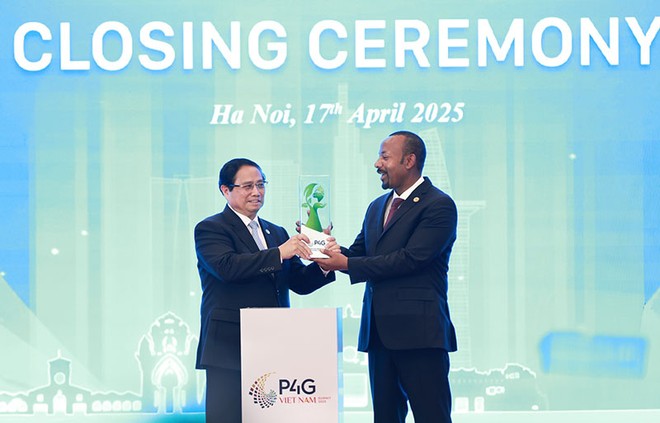 Thủ tướng Phạm Minh Chính trao biểu trưng đăng cai tổ chức Hội nghị thượng đỉnh Diễn đàn Đối tác vì Tăng trưởng xanh và Mục tiêu toàn cầu (P4G) lần thứ năm cho Thủ tướng Ethiopia Abiy Ahmed Ali. Ảnh: Đức Thanh 