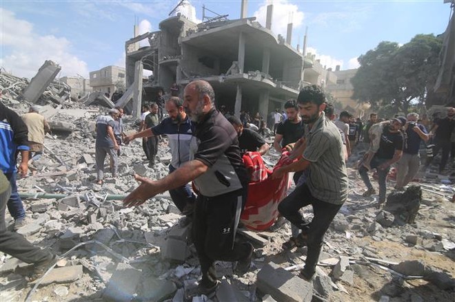 Chuyển nạn nhân sau vụ không kích của Israel xuống thành phố Rafah, miền Nam Dải Gaza ngày 17/10/2023. Ảnh: THX/TTXVN