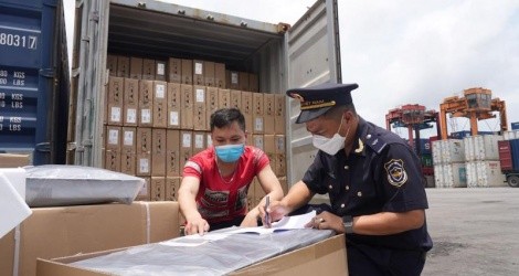 Công chức hải quan kiểm soát hàng hóa xuất Link Vào Nhà Cái KL99 COM Tặng +199k. (Ảnh: Bùi Nụ)