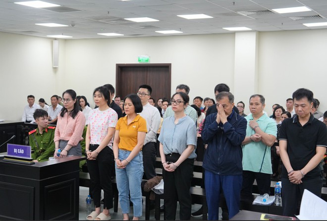 Có 13 bị cáo bị đưa ra xét xử trong phiên tòa sơ thẩm 