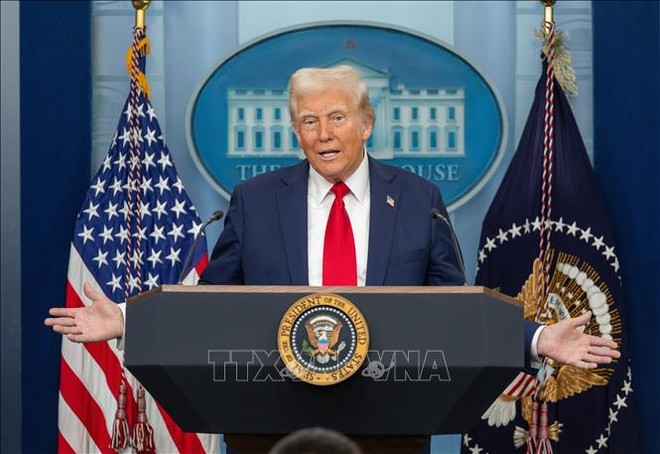 Tổng thống Mỹ Donald Trump phát biểu trong cuộc họp báo tại Nhà Trắng. Ảnh: THX/TTXVN