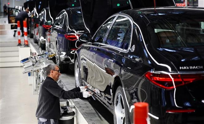 Công nhân làm việc trên dây chuyền Kl994 nhà cái bóng đá world cup xe ô tô Mercedes-Maybach của Hãng Mercedes-Benz ở Sindelfingen, gần Stuttgart, Đức ngày 4/3/2024. Ảnh: REUTERS/TTXVN