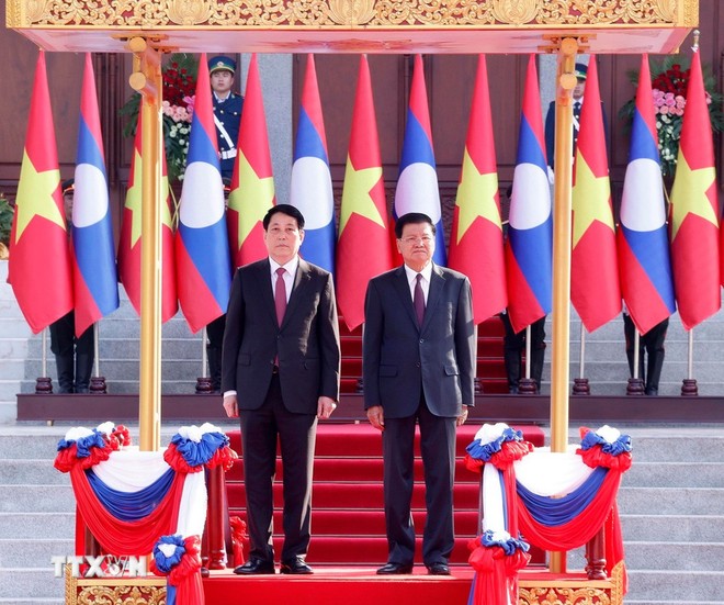 Tổng Bí thư, Chủ tịch nước Lào Thongloun Sisoulith chủ trì trọng thể lễ đón chính thức Chủ tịch nước Lương Cường theo nghi thức cao nhất dành cho nguyên thủ quốc gia. Ảnh: TTXVN