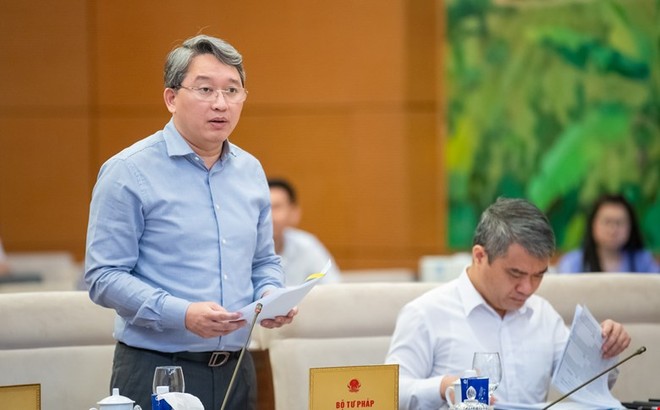 Bộ trưởng Bộ Tư pháp Nguyễn Hải Ninh trình bày tờ trình dự án luật. 