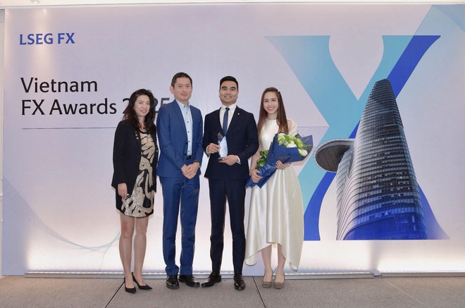 Đại diện Vietcombank (thứ 1 và thứ 2 từ phải sang) nhận giải thưởng FXall Taker