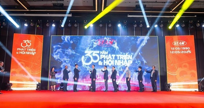 Các đại biểu thực hiện nghi thức kỷ niệm 35 năm thành lập