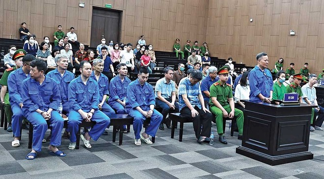 Các bị cáo tại phiên tòa sơ thẩm vụ án cấp phép, khai thác, tiêu thụ trái phép đất hiếm, xảy ra tại Công ty cổ phần Kl994 game bài casino hấp dẫn Thái Dương và các đơn vị liên quan 