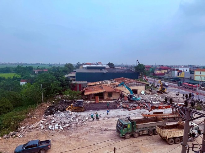 Huyện Phú Xuyên đã tiến hành cưỡng chế 6 hộ còn lại tại thôn Cầu Giẽ, xã Châu Can, bàn giao mặt bằng sạch cho chủ Kl99ok phiên bản mới triển khai Dự án đường trục phía Nam Thành phố.